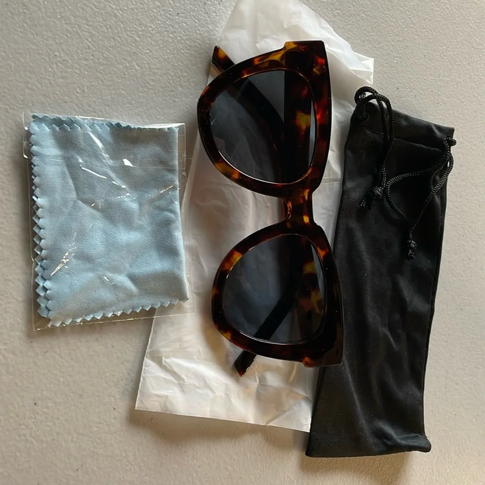 NWT cat eye sunglasses dark brown oversized UV 400 dark blue lens w bag & cloth